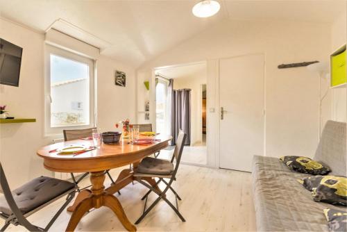 une salle à manger avec une table et un canapé dans l'établissement beau t2 tharon, à Saint-Michel-Chef-Chef