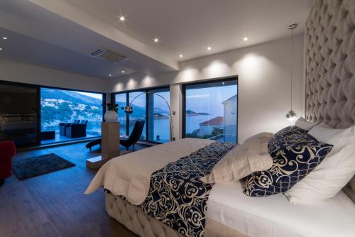 En eller flere senge i et værelse på Villa Jolie