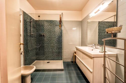 ラヴェンナにあるAppartamento Placidusのバスルーム(シャワー、洗面台、トイレ付)