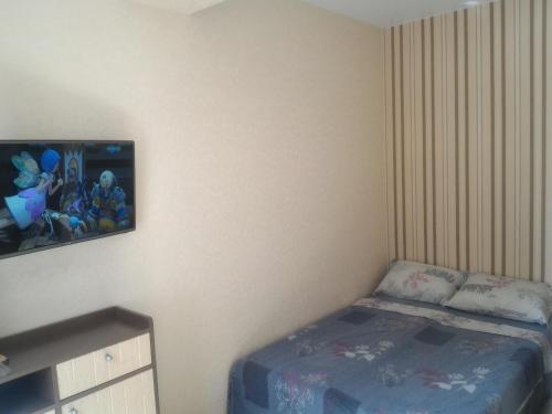 ソチにあるApartment on Volzhskaya 30のベッドルーム1室(ベッド1台、壁掛けテレビ付)