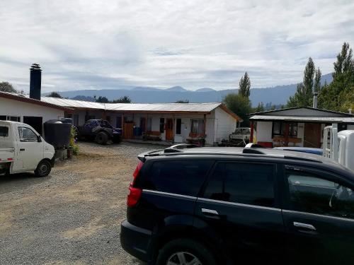 czarny SUV zaparkowany przed domem w obiekcie Hotel Catripulli w mieście Pucón