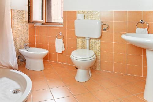 La salle de bains est pourvue de toilettes et d'un lavabo. dans l'établissement Ada's Guest house, à Bosa