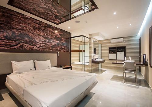 1 dormitorio con 1 cama grande y cocina en Caribe Motel (Adult Only), en São Paulo
