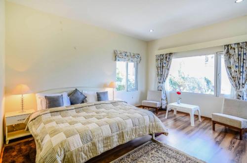 Φωτογραφία από το άλμπουμ του Hostie Casa Belle Vue - Private 3BHK Mountain Chalet with Breathtaking Himalayan views σε Sunāri