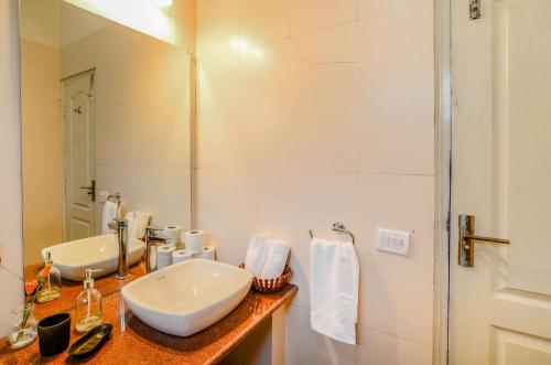 Φωτογραφία από το άλμπουμ του Hostie Casa Belle Vue - Private 3BHK Mountain Chalet with Breathtaking Himalayan views σε Sunāri