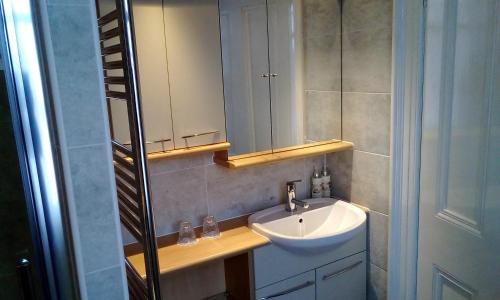 ein Bad mit einem Waschbecken und einem Spiegel in der Unterkunft Tower Hotel in Talgarth
