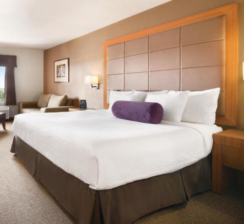 uma cama grande num quarto de hotel em Days Inn by Wyndham Calgary Airport em Calgary