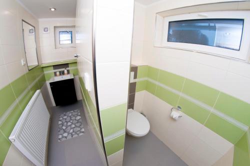 un piccolo bagno con servizi igienici e finestra di Penzion Riverside a Vrchlabí
