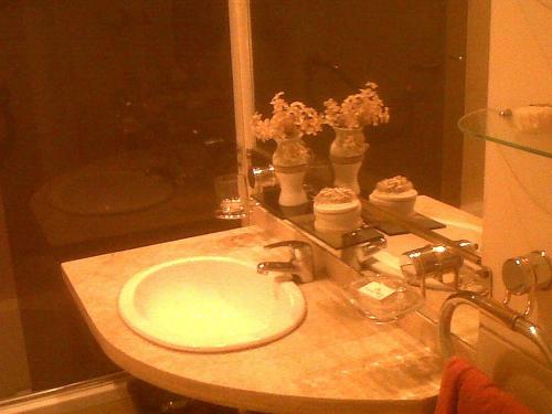 y baño con lavabo y espejo. en Oro Plaza Apartamentos en Buenos Aires