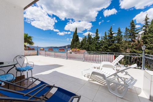 En balkon eller terrasse på Villa Okruk-10 meters away from the beach