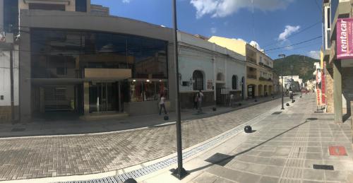 una calle de la ciudad con un edificio y gente caminando por la calle en Departamento Salta Capital en Salta
