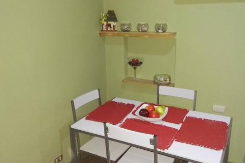 une table de salle à manger avec un bol de fruits dessus dans l'établissement Beautiful Apartment San Jose Downtown 5, à San José