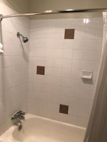 Super 8 by Wyndham Kamloops Eastにあるバスルーム