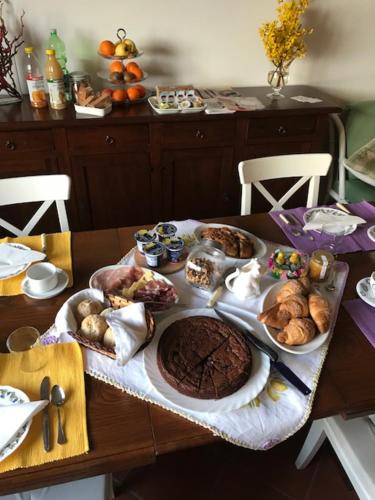 een tafel met een cake en ander eten erop bij La Ghirlanda B&B in Arezzo