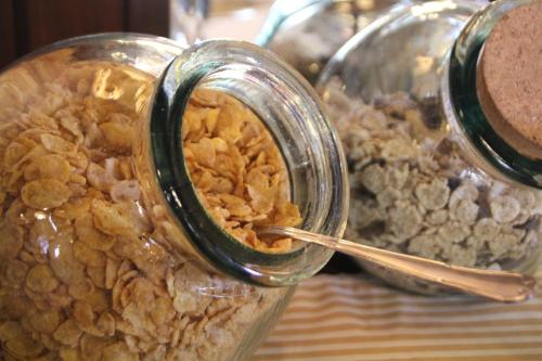 twee glazen potten gevuld met voedsel op een tafel bij Posada San Pelayo in Camaleño