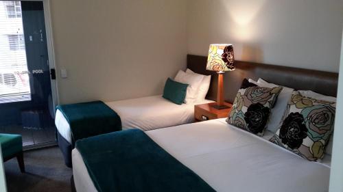 Ein Bett oder Betten in einem Zimmer der Unterkunft The Cove- On The Lake