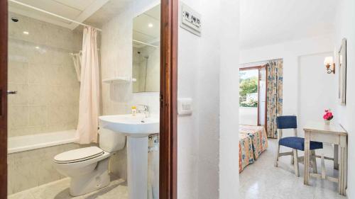 e bagno con servizi igienici, lavandino e doccia. di Hostal San Francisco a Cala d´Or