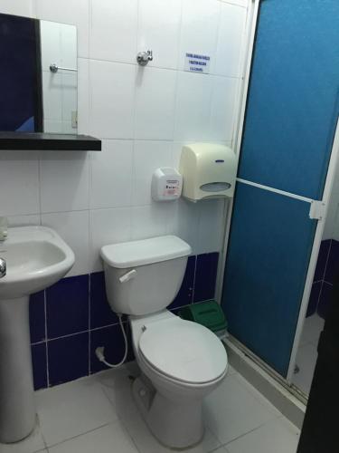 a bathroom with a toilet and a sink at Hotel Katylú in Tolú