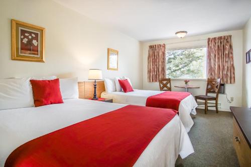 Llit o llits en una habitació de Gables Motel
