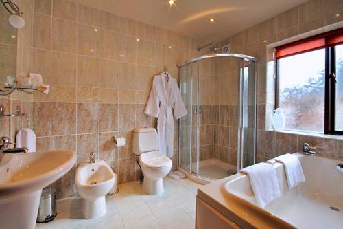 A bathroom at Englewood Lodge 