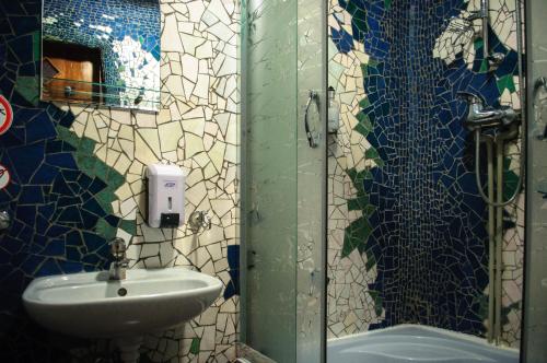 La salle de bains est pourvue d'un lavabo et d'un miroir. dans l'établissement Muzey-sadyba Grazhda, à Bukovel