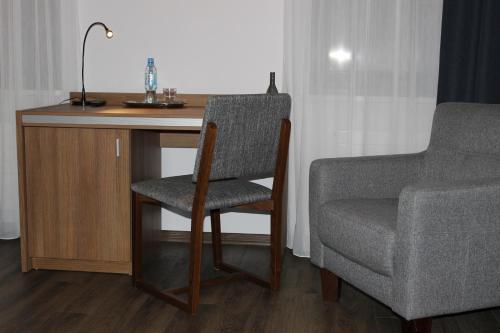 a desk with a chair next to a desk with a chair at Glas-Hotel 3* in Żary