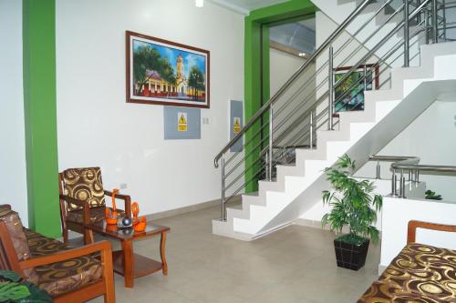 a living room with a staircase in a house at Alojamiento El Cardenal in Iquitos