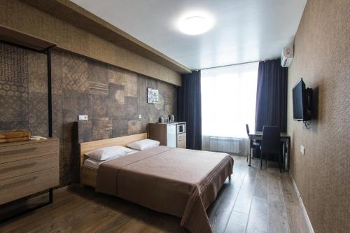 Habitación de hotel con cama y TV en Solo Apartment Virmenska en Kiev