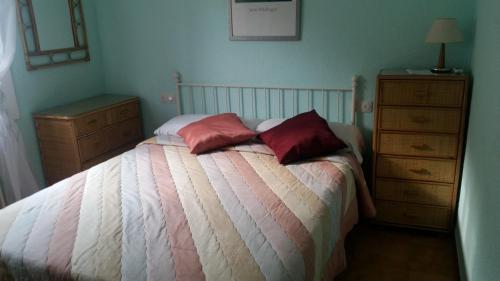 1 dormitorio con 1 cama con 2 almohadas en Morisca, en Lloret de Mar