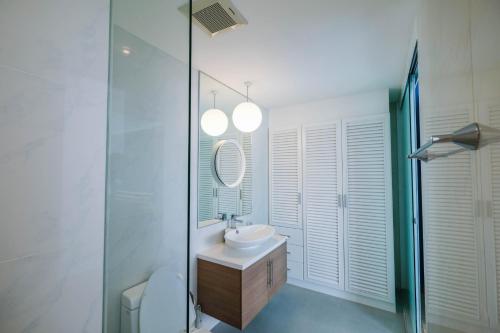 W łazience znajduje się umywalka i lustro. w obiekcie F304 My Resort Hua Hin w mieście Hua Hin