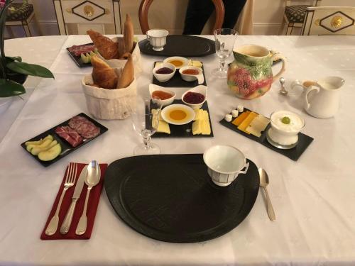 une table avec une plaque noire de nourriture dans l'établissement La Villa du Château Belloy, à Saint-Michel-de-Fronsac