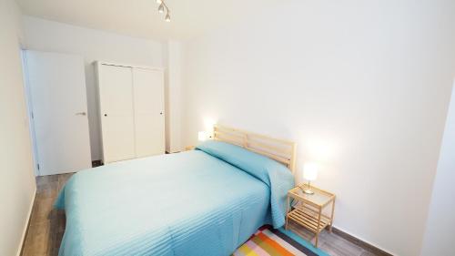 アリカンテにあるSpaceous 2 BR in Central Alicanteのベッドルーム(青いベッド1台、ナイトスタンド付)