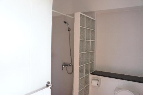 La salle de bains est pourvue d'une douche et de toilettes. dans l'établissement The Oriental Tropical Beach at VIP Resort, à Ban Phe