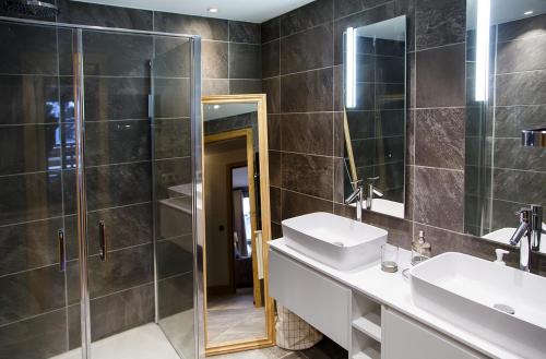 ムジェーヴにあるLuxury appart – Megève – АЕ202のバスルーム(シャワー、シンク、鏡付)