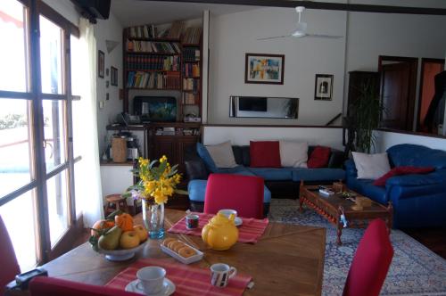 a living room with a table and a blue couch at Villa delle torri in Pula