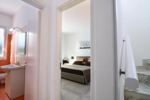 1 dormitorio con 1 cama y baño en Villa Genny a 500 mt dalla spiaggia, en San Cataldo