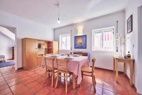 コスタ・ノヴァにあるCasa Do Bicoのキッチン、ダイニングルーム(テーブル、椅子付)
