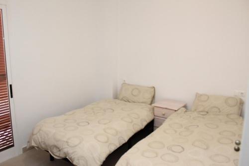 プラヤ・フラメンカにあるEl Rincon Bajoのベッド2台が隣同士に設置された部屋です。