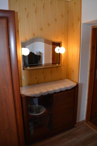 baño con espejo y encimera en una habitación en Pokoje Gościnne BARTEK, en Iwonicz-Zdrój