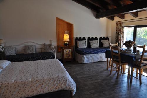 泰瑟拉的住宿－Villa ai Tigli Venezia GUEST HOUSE，一间卧室配有两张床和一张桌子及椅子