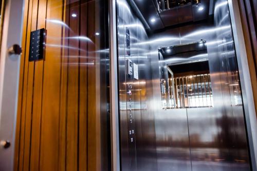 una porta a vetri con il riflesso di un edificio di GN Luxury Hostel a Bangkok