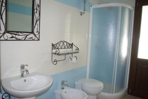 Ένα μπάνιο στο S'eredeu Apartments