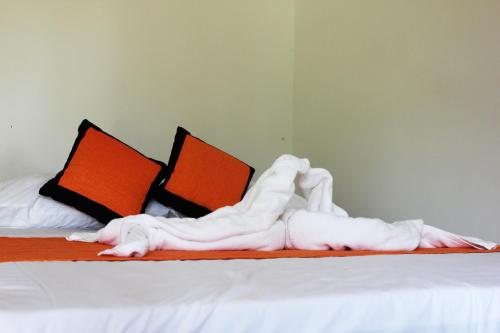 una persona con ropa blanca acostada en una cama en Wild Breeze en Tissamaharama