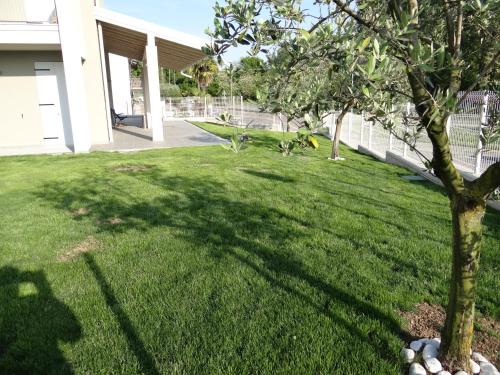 Taman di luar Nuovo Laghetto Del Frassino