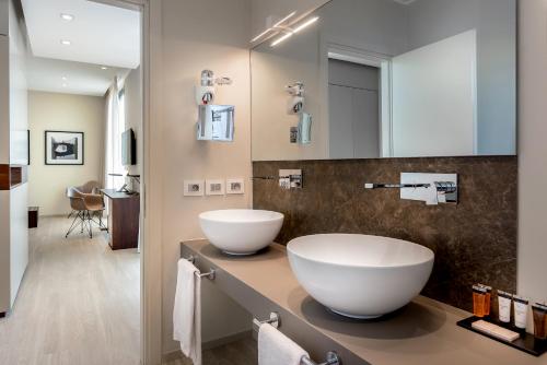 a bathroom with a large white bowl sink on a counter at Hotel Canada in Milan