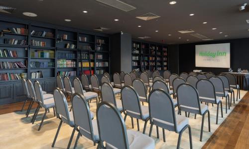 una habitación con filas de sillas en una biblioteca en Holiday Inn - Tbilisi, an IHG Hotel, en Tiflis
