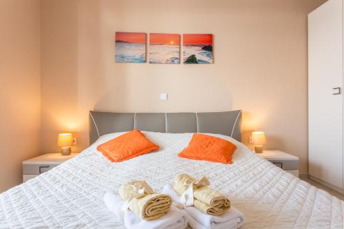 sypialnia z łóżkiem z ręcznikami w obiekcie Apartment Lucija w Dubrowniku