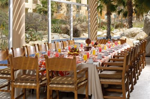 een lange tafel voor een diner bij Pueblo Bonito Pacifica Golf & Spa Resort - All Inclusive - Adults Only in Cabo San Lucas