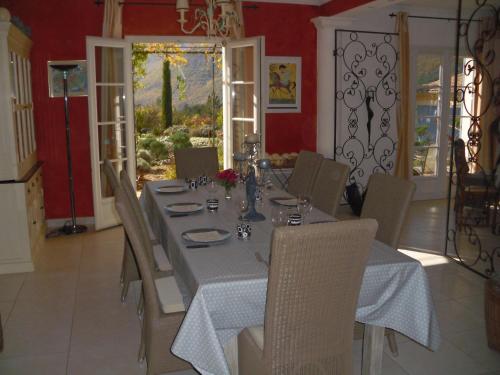 a dining room with a table and chairs in a room at La Gravelière in Rémuzat