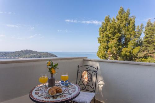 una mesa en un balcón con 2 vasos de zumo de naranja en Apartment Lucija en Dubrovnik